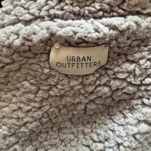 Urban Outfitters Carmella Cozy Gray Sherpa Jacket Medium EUC - Picture 8 of 9